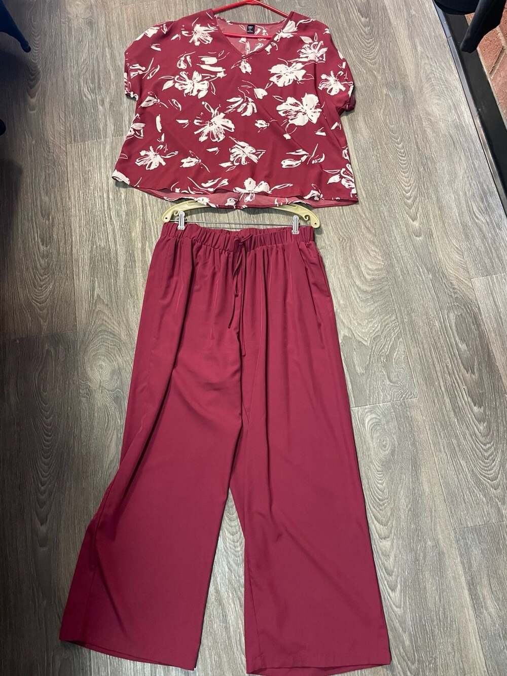 SHEIN Curve Women's Burgundy Floral V-Neck Top and Wide-Leg Palazzo Pants Set